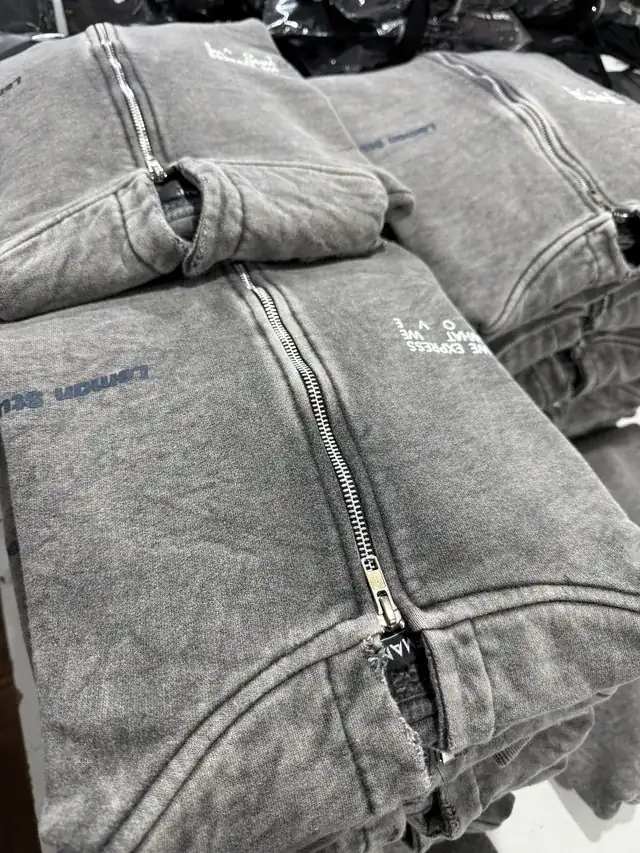 Buzos con cierre en algodón lavado gris, producción de merch para una marca