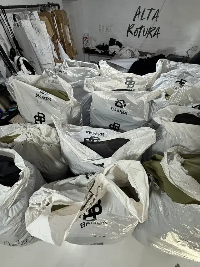Pedidos de merch embolsados con el logo de la marca, listos para entregar