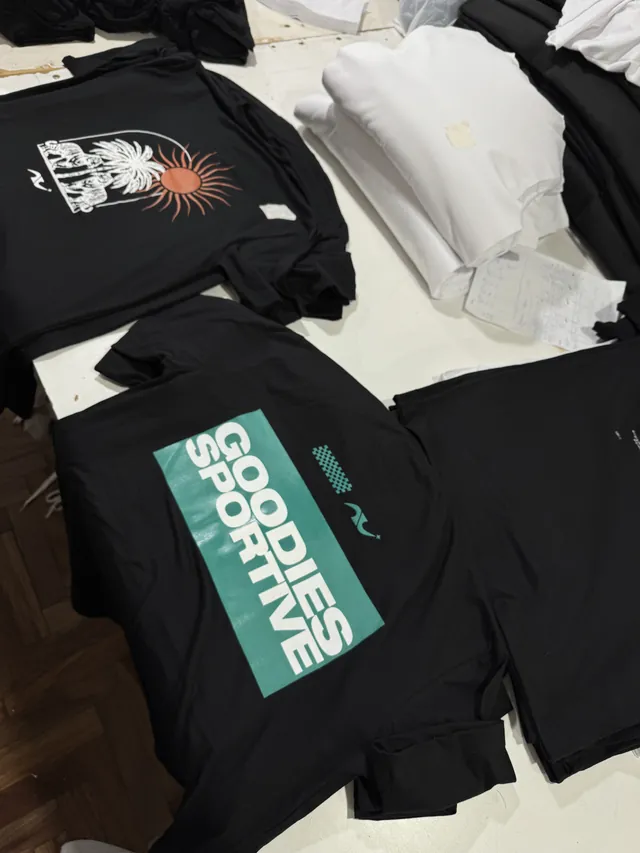 Remeras negras con estampa en la espalda, merch para una marca deportiva